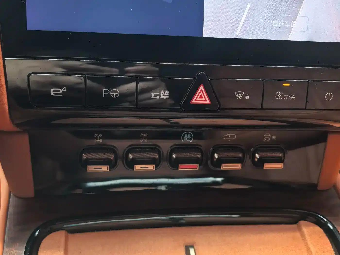 Looking up at the 2023 U8 Luxury Edition — миниатюра 25