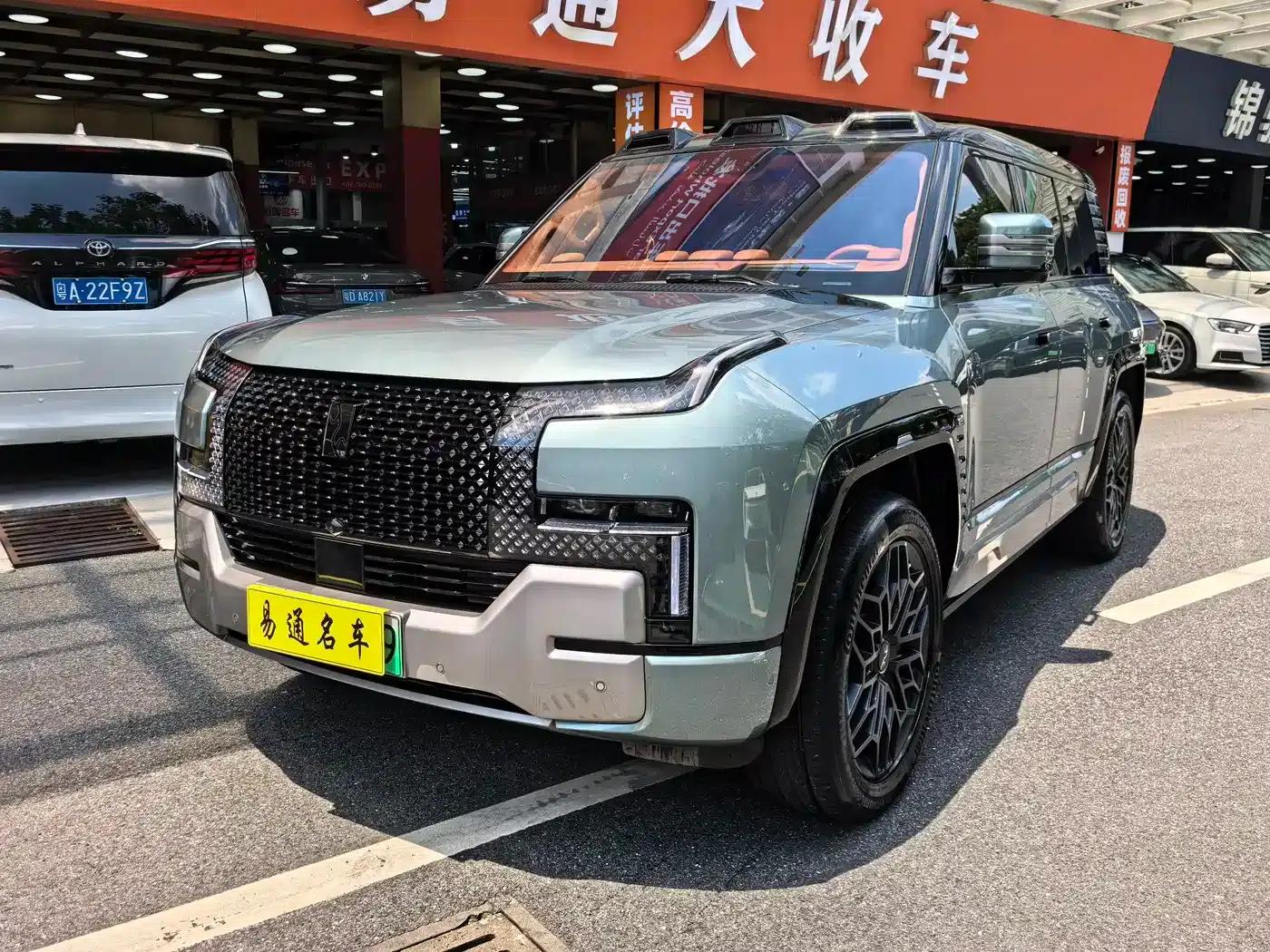 Looking up at the 2023 U8 Luxury Edition — миниатюра 4