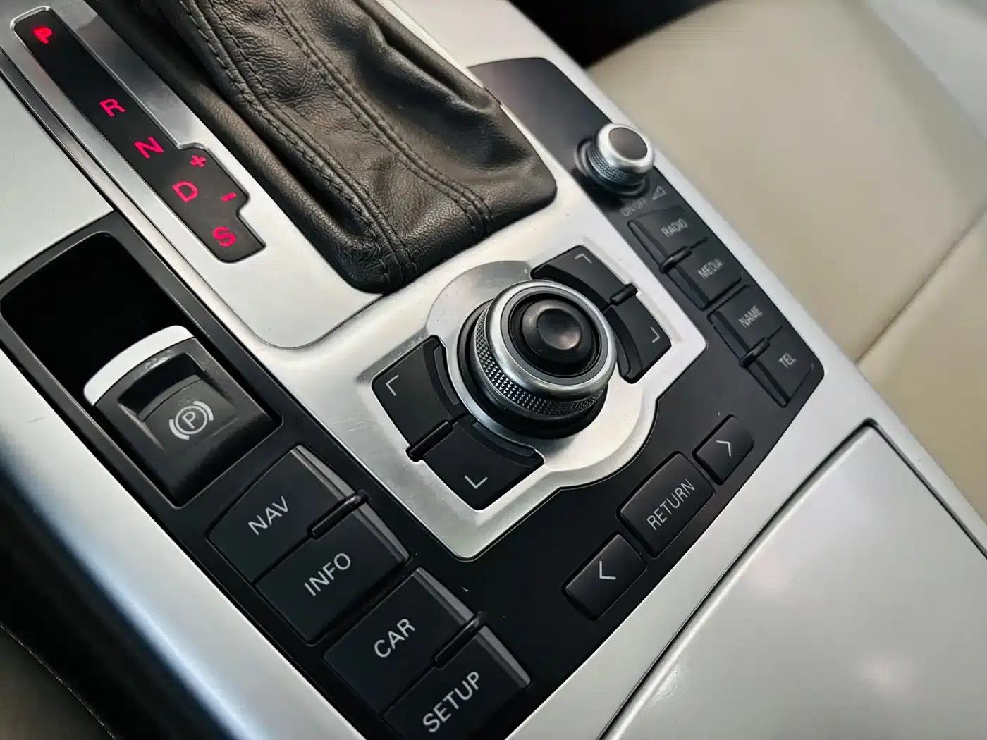 Audi A6L 2011 2.0 TFSI Automatic Standard Edition — миниатюра 14