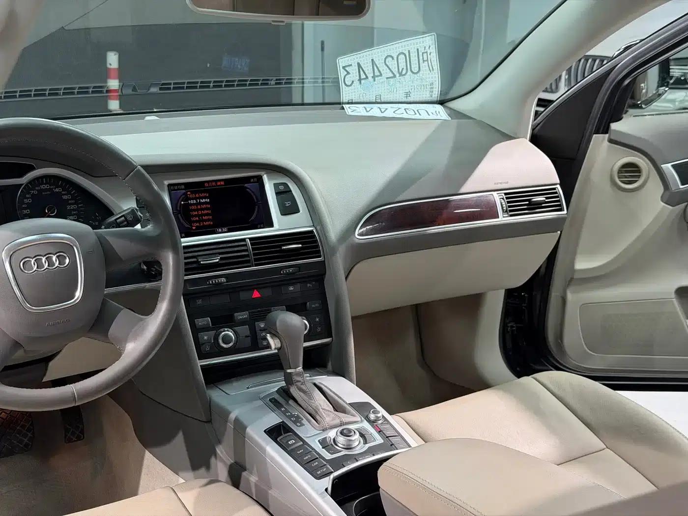 Audi A6L 2011 2.0 TFSI Automatic Standard Edition — миниатюра 14