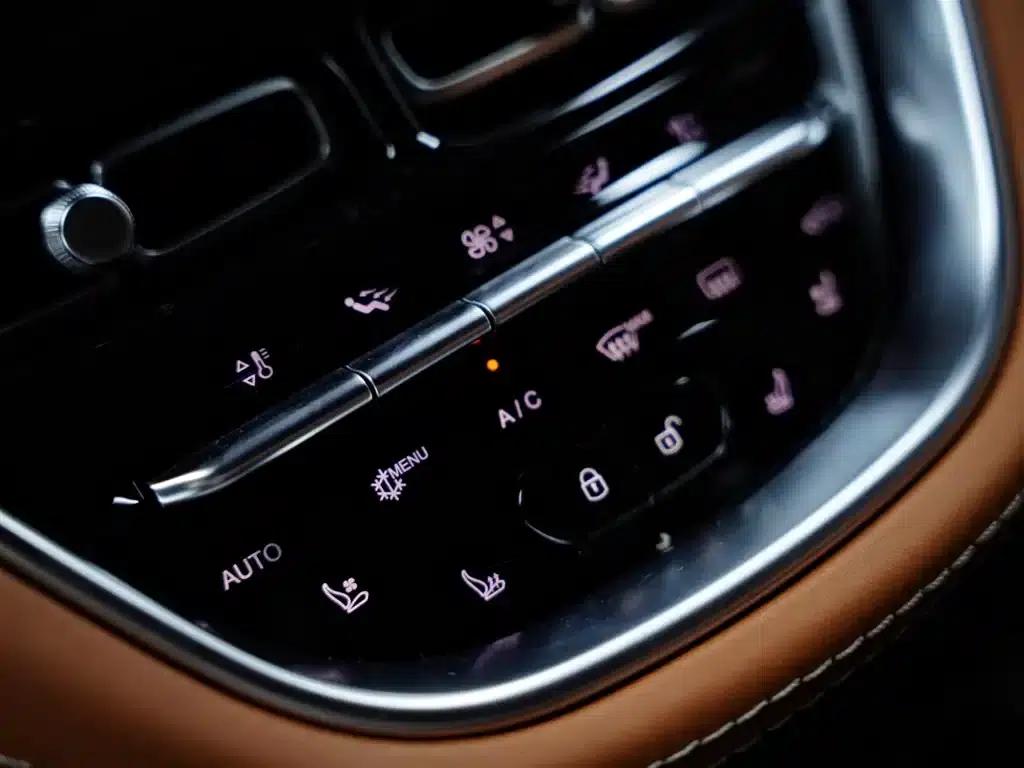 Aston Martin DBX 2023 3.0T STRAIGHT-SIX — миниатюра 13