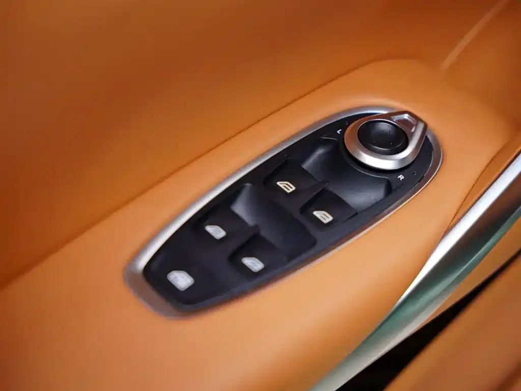 Aston Martin DBX 2023 3.0T STRAIGHT-SIX — миниатюра 32