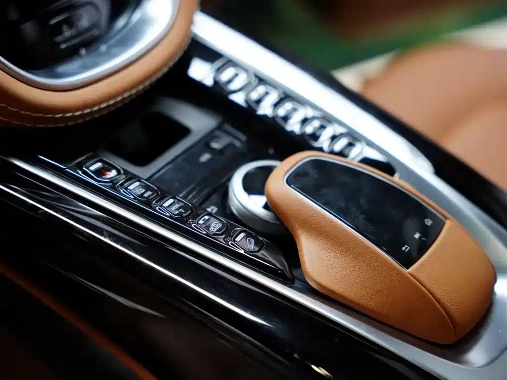 Aston Martin DBX 2023 3.0T STRAIGHT-SIX — миниатюра 38