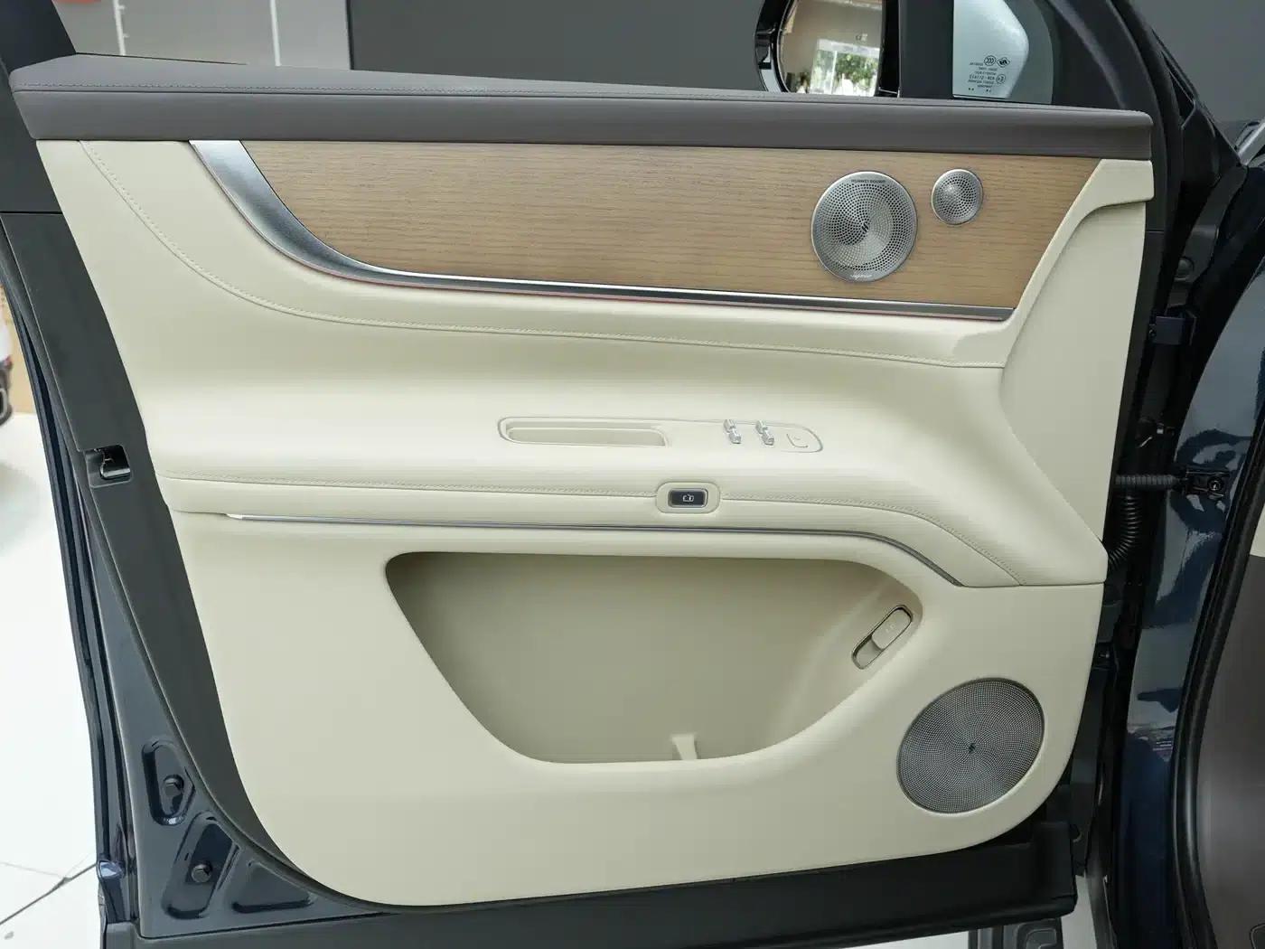 Wenjie M9 2025 Ultra Extended Range Edition (52kWh, 6-seater, 192-line LiDAR) — миниатюра 17