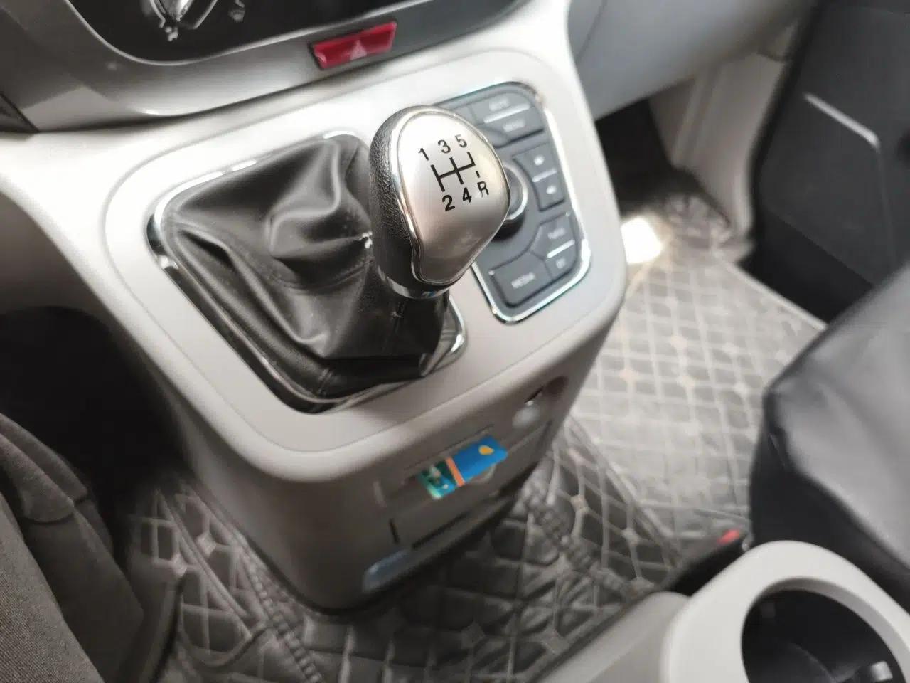 JAC Refine M3 2019 IKEA Edition 1.8L Luxury Smart Model — миниатюра 14