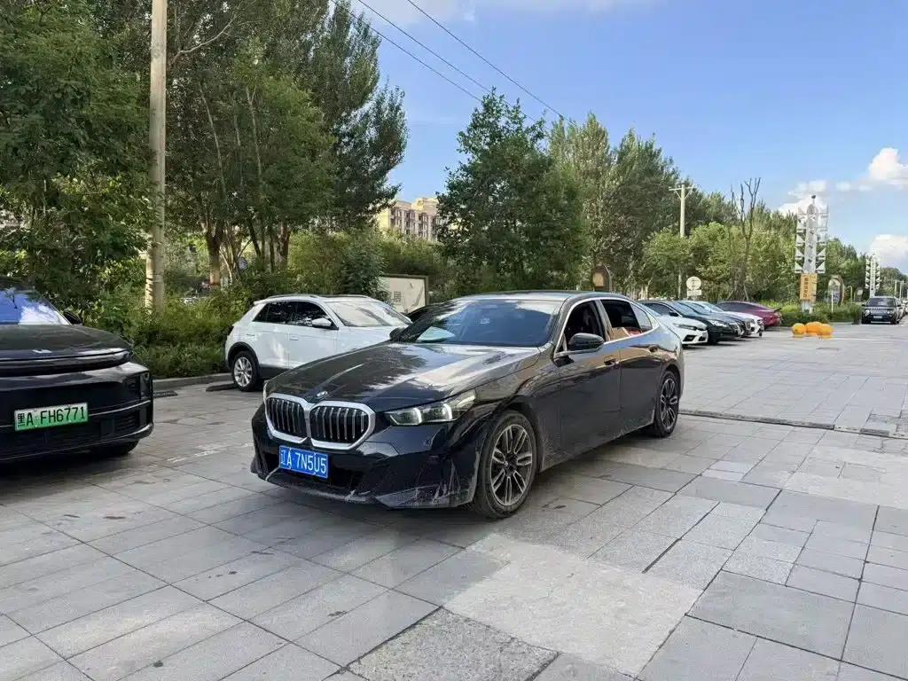 2025 BMW 5 Series 530Li xDrive M Sport Package — миниатюра 1