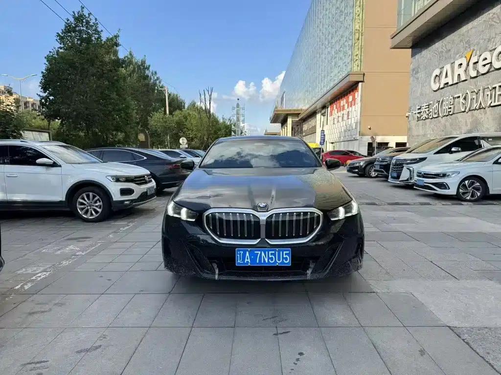 2025 BMW 5 Series 530Li xDrive M Sport Package — миниатюра 3