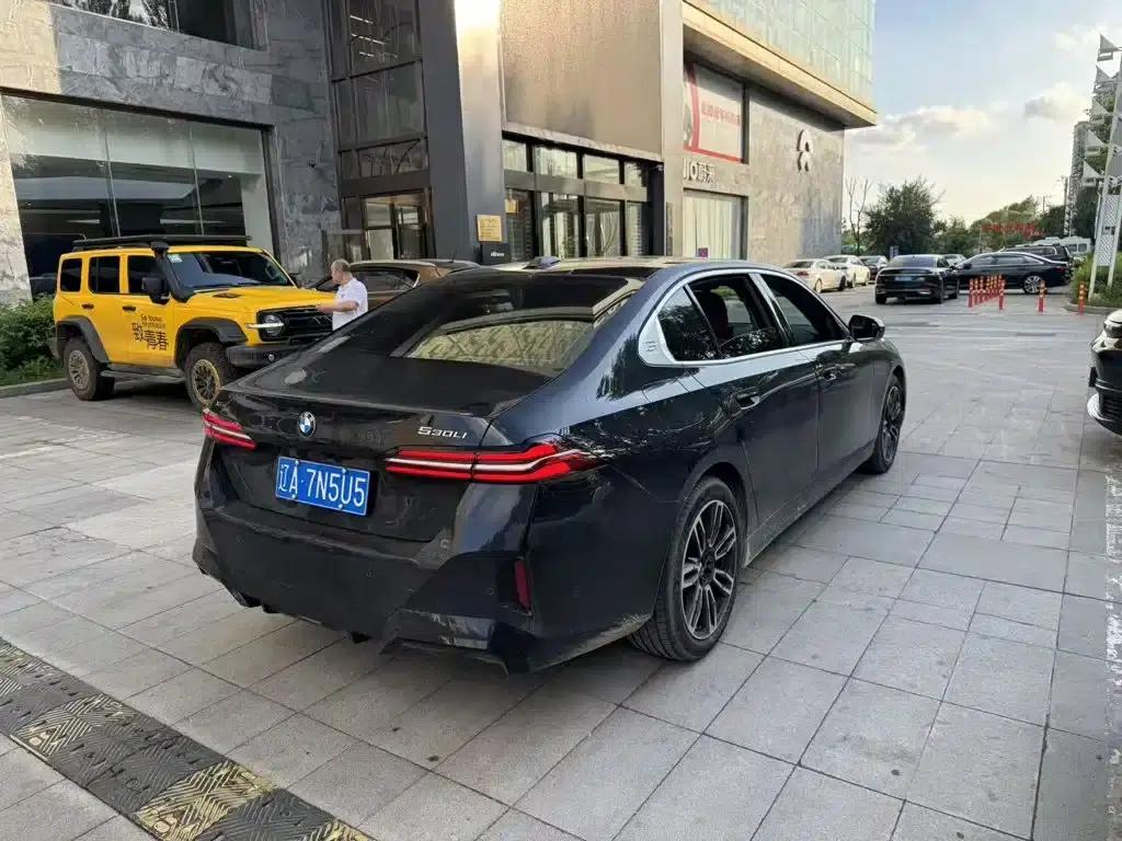 2025 BMW 5 Series 530Li xDrive M Sport Package — миниатюра 4