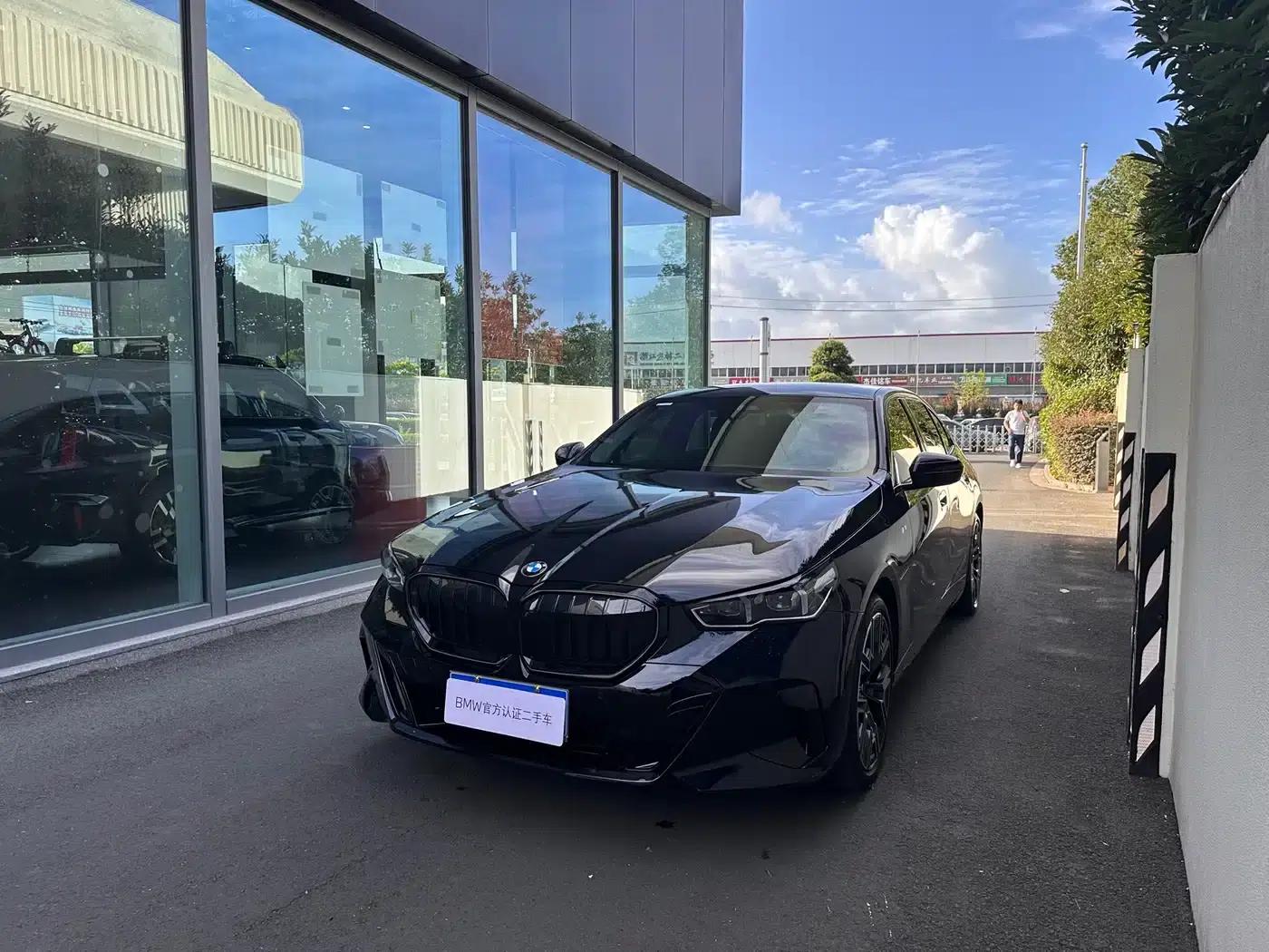 2025 BMW 5 Series 530Li Luxury M Sport Package — миниатюра 1