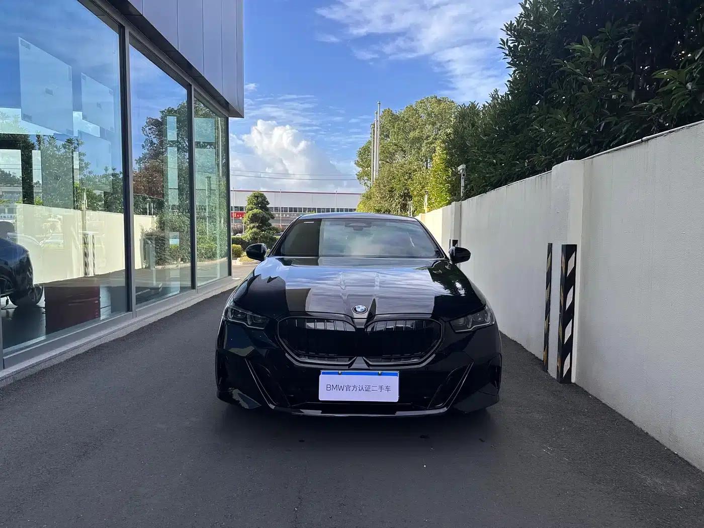 2025 BMW 5 Series 530Li Luxury M Sport Package — миниатюра 2