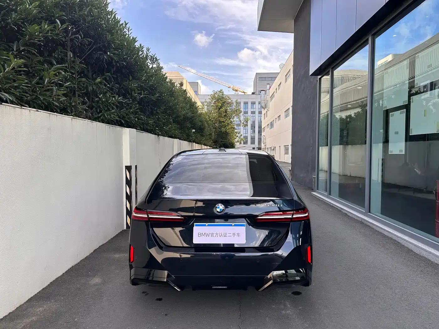 2025 BMW 5 Series 530Li Luxury M Sport Package — миниатюра 11