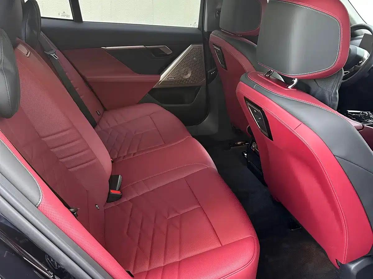 2025 BMW 5 Series 530Li Luxury M Sport Package — миниатюра 13
