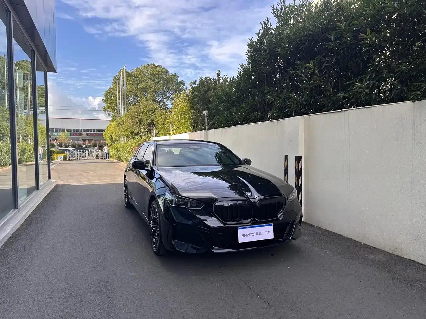 2025 BMW 5 Series 530Li Luxury M Sport Package — миниатюра 3