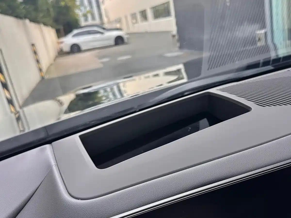 2025 BMW 5 Series 530Li Luxury M Sport Package — миниатюра 7