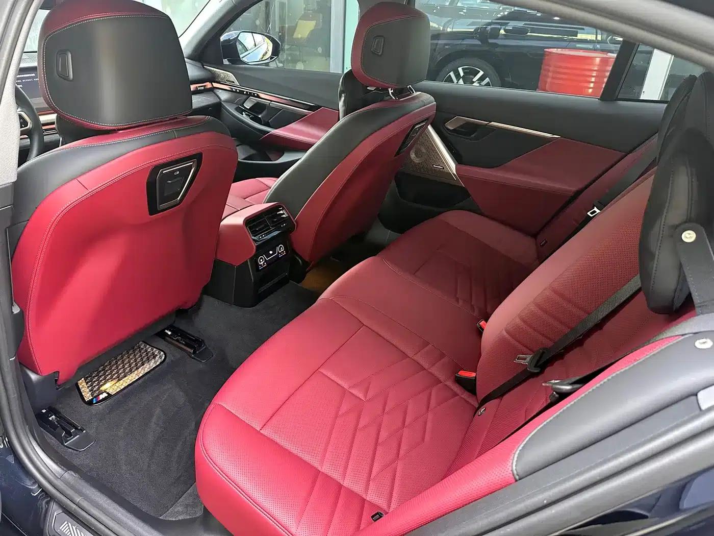 2025 BMW 5 Series 530Li Luxury M Sport Package — миниатюра 9