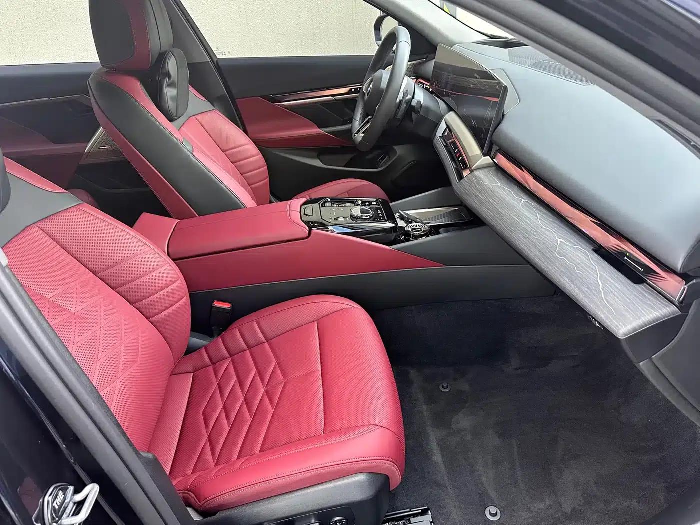 2025 BMW 5 Series 530Li Luxury M Sport Package — миниатюра 10