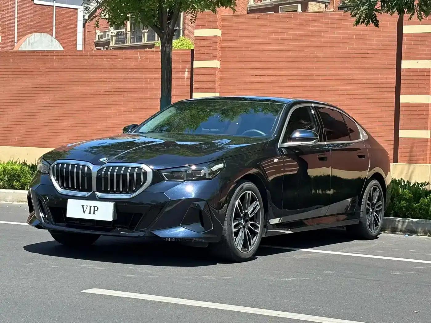 2025 BMW 5 Series 530Li Leading Edition M Sport Package — миниатюра 1