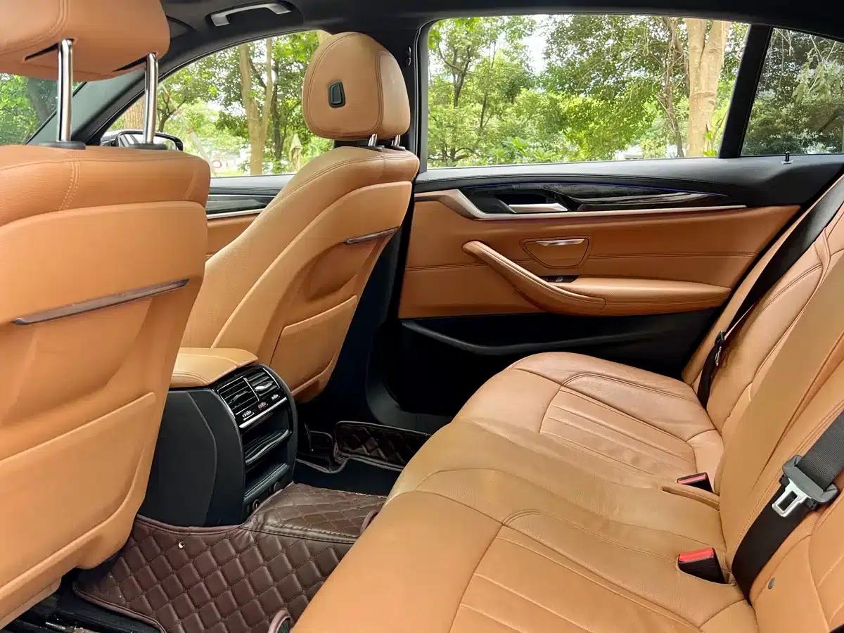 2019 BMW 5 Series 530Li Leading Edition M Sport Package — миниатюра 8