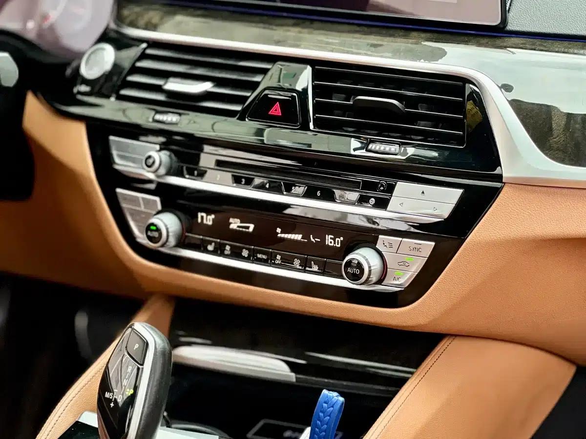 2019 BMW 5 Series 530Li Leading Edition M Sport Package — миниатюра 10
