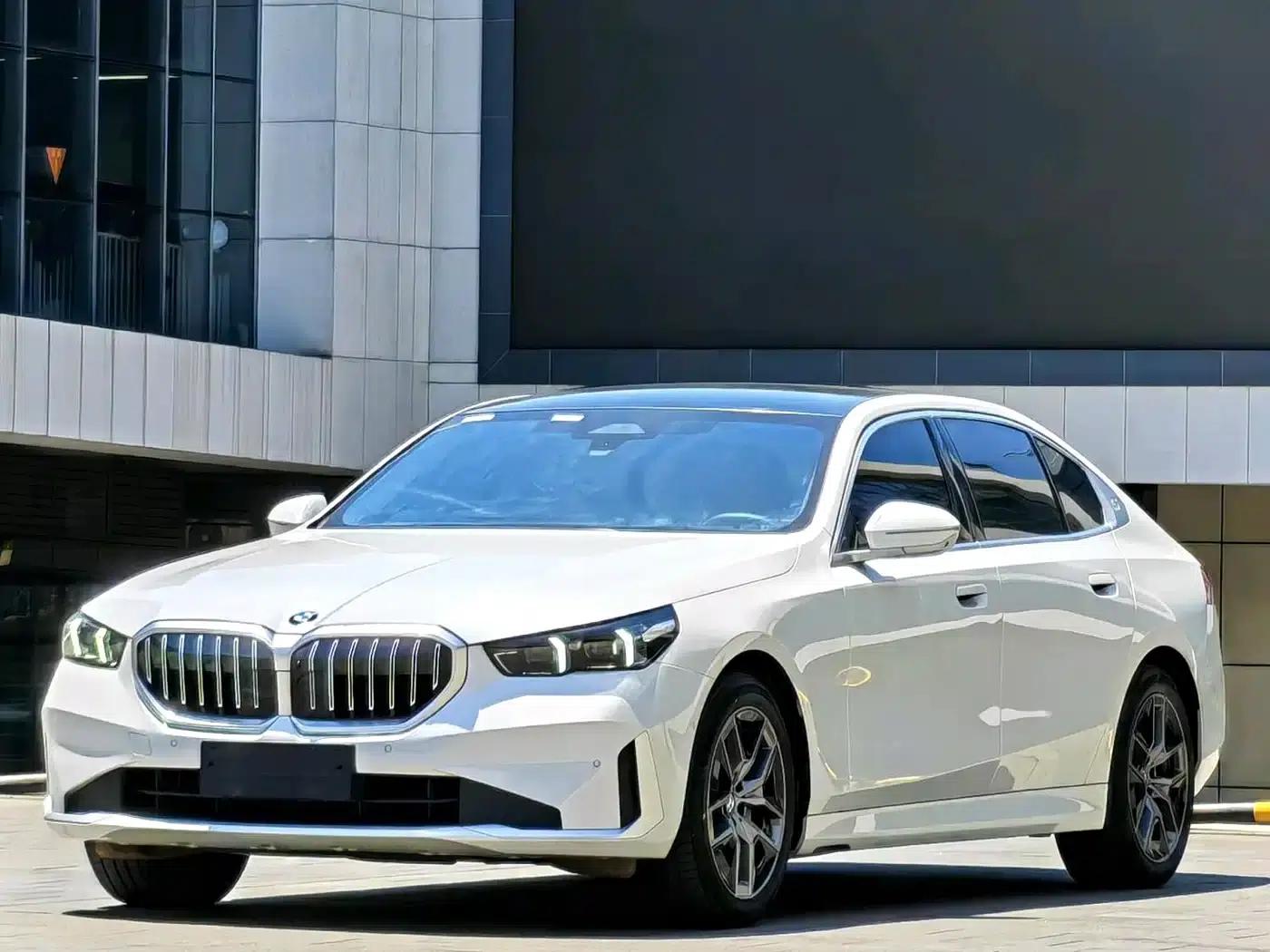 2025 BMW 5 Series 530Li Leading Luxury Package — миниатюра 1