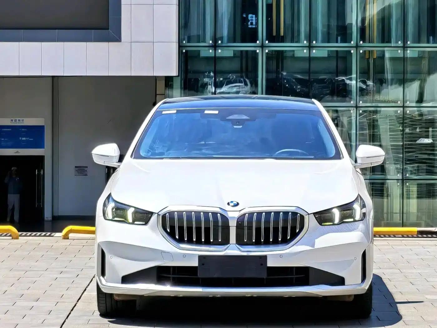 2025 BMW 5 Series 530Li Leading Luxury Package — миниатюра 2