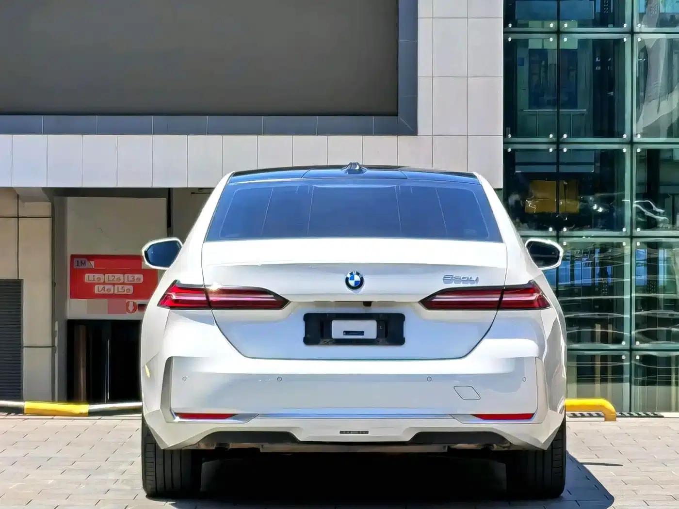 2025 BMW 5 Series 530Li Leading Luxury Package — миниатюра 15