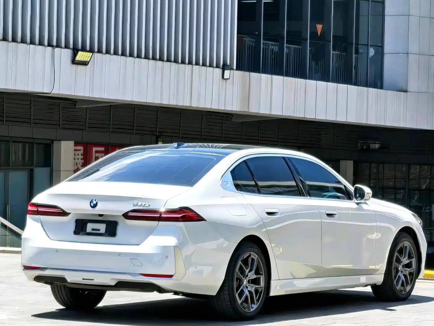 2025 BMW 5 Series 530Li Leading Luxury Package — миниатюра 16