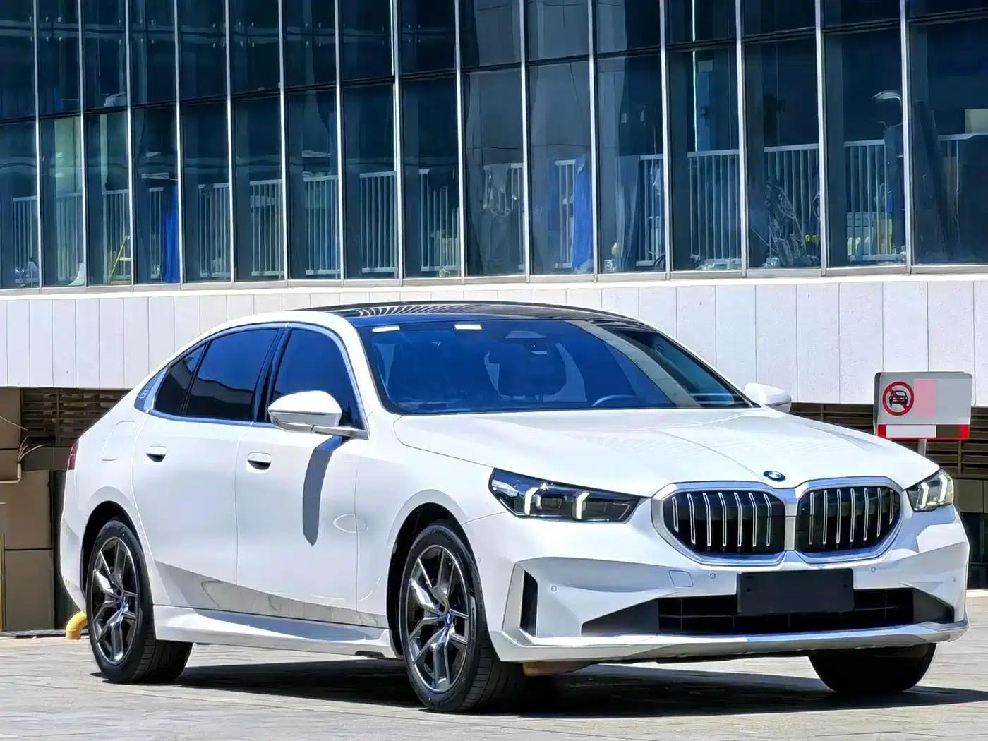 2025 BMW 5 Series 530Li Leading Luxury Package — миниатюра 3