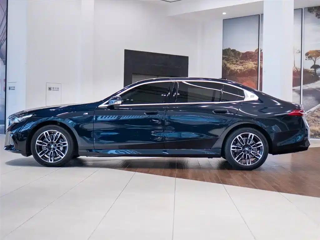 2024 BMW 5 Series 530Li Leading Edition M Sport Package — миниатюра 5