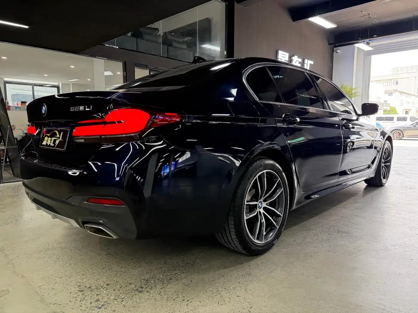 2021 BMW 5 Series 525Li M Sport Package — миниатюра 13