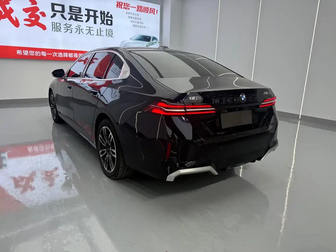2024 BMW 5 Series 530Li xDrive M Sport Package — миниатюра 14