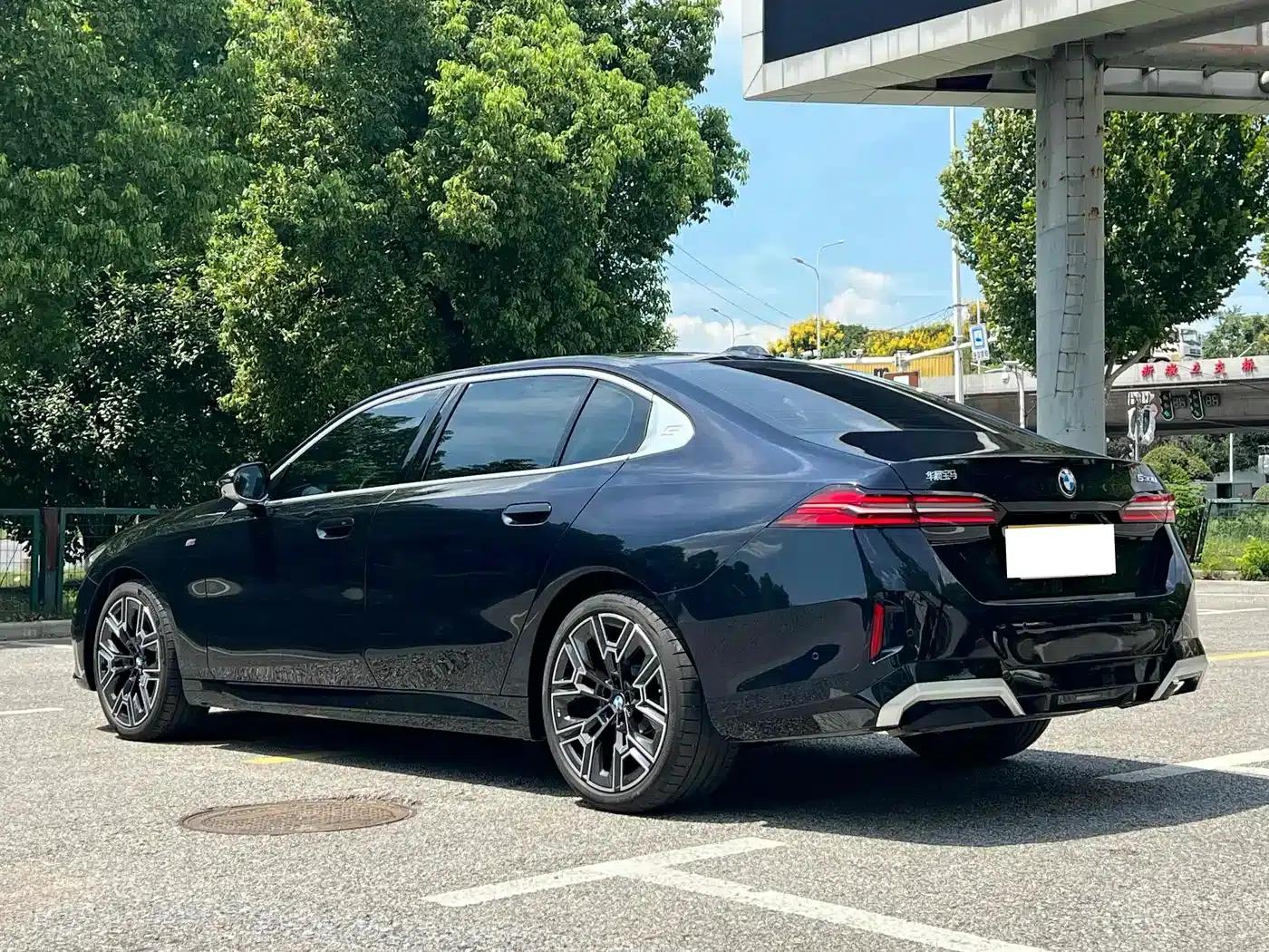 2025 BMW 5 Series 530Li Leading Edition M Sport Package — миниатюра 15