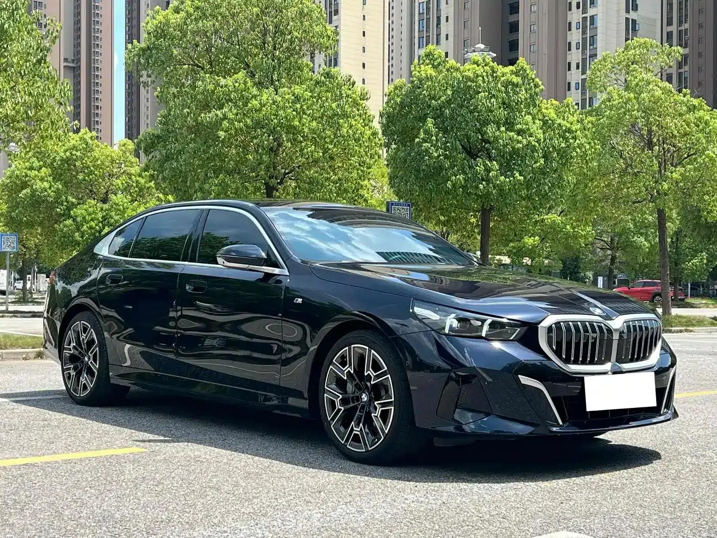 2025 BMW 5 Series 530Li Leading Edition M Sport Package — миниатюра 3