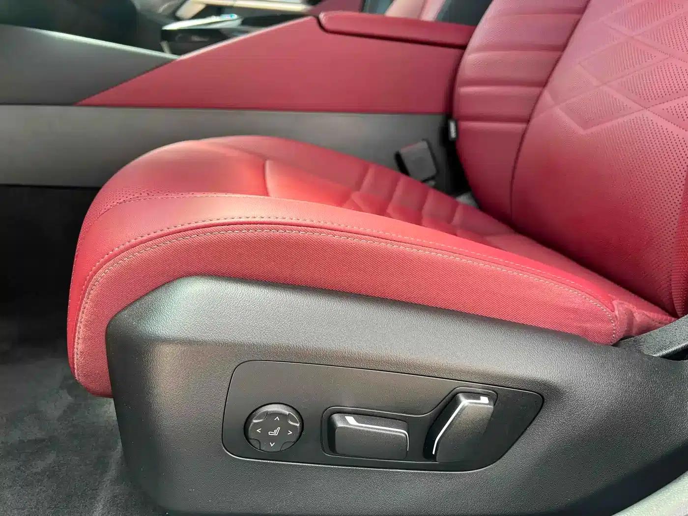 2025 BMW 5 Series 530Li Leading Edition M Sport Package — миниатюра 9