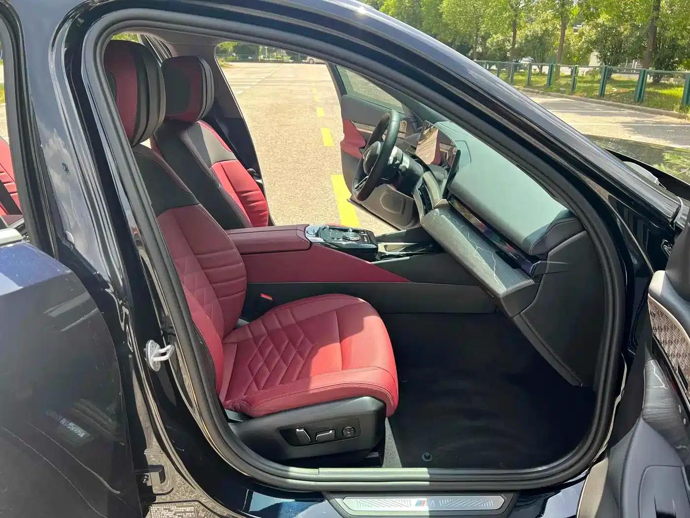 2025 BMW 5 Series 530Li Leading Edition M Sport Package — миниатюра 10