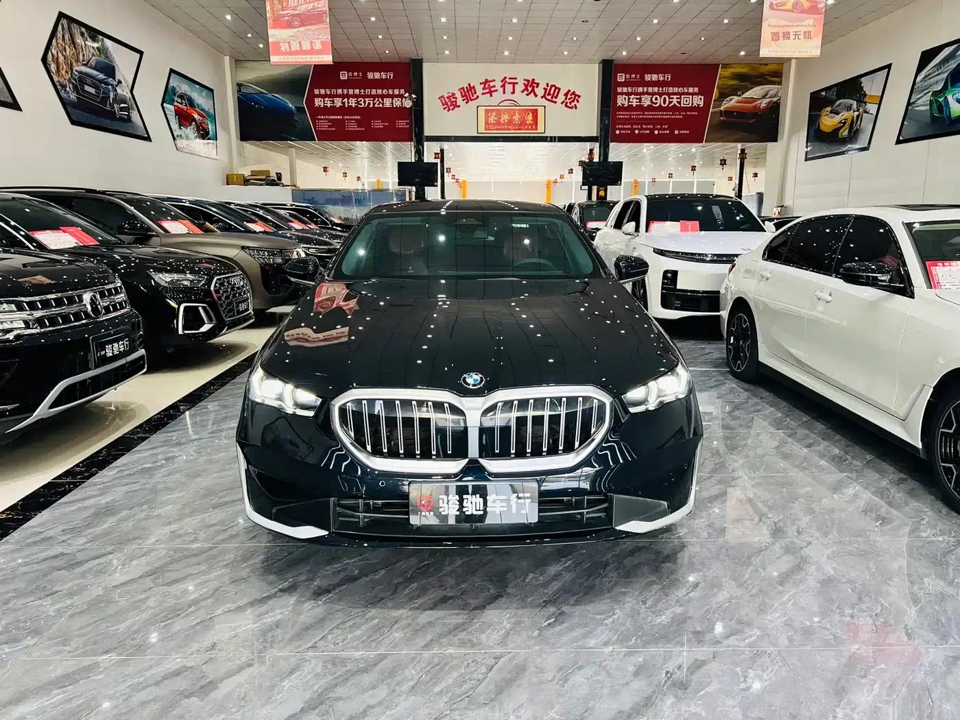 2024 BMW 5 Series 525Li Luxury Package — миниатюра 2