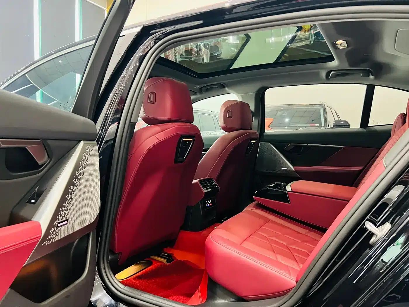 2024 BMW 5 Series 525Li Luxury Package — миниатюра 6