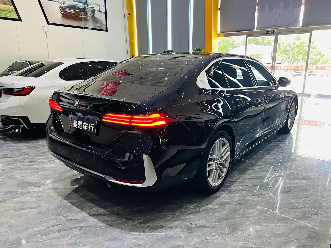 2024 BMW 5 Series 525Li Luxury Package — миниатюра 7