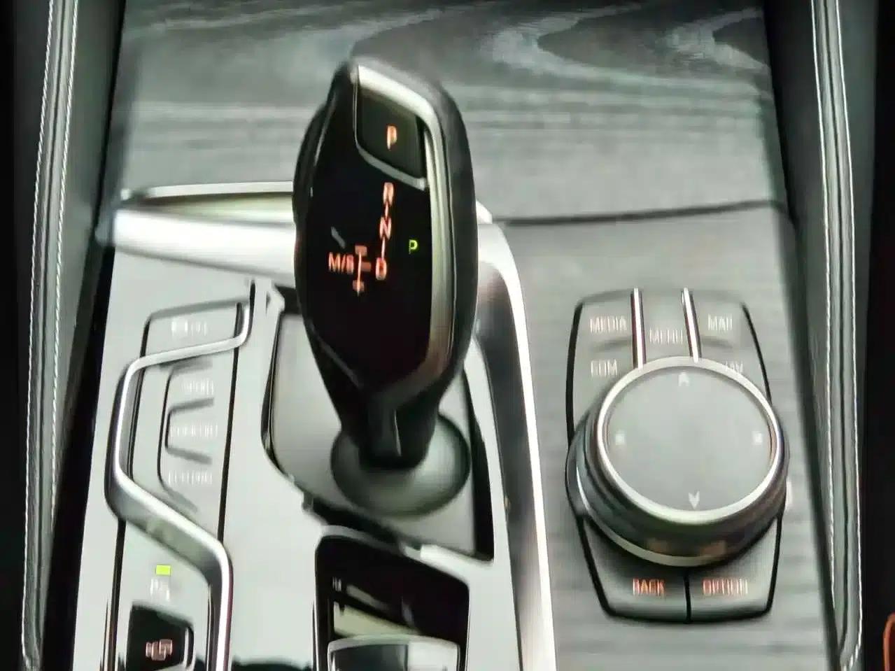 2023 BMW 5 Series 530Li Luxury M Sport Package — миниатюра 16