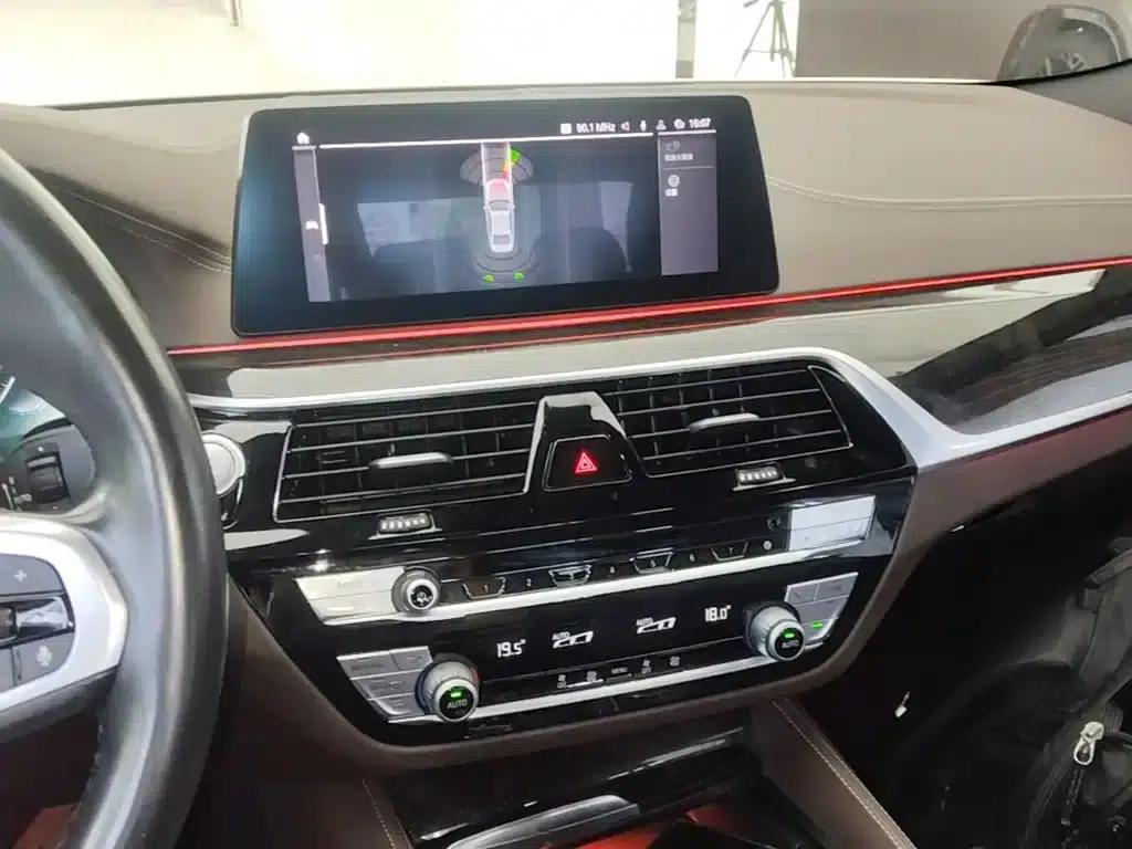 2020 BMW 5 Series 525Li M Sport Package — миниатюра 13