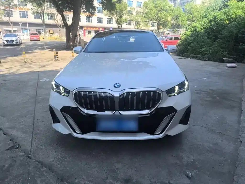 2024 BMW 5 Series 530Li Luxury M Sport Package — миниатюра 3