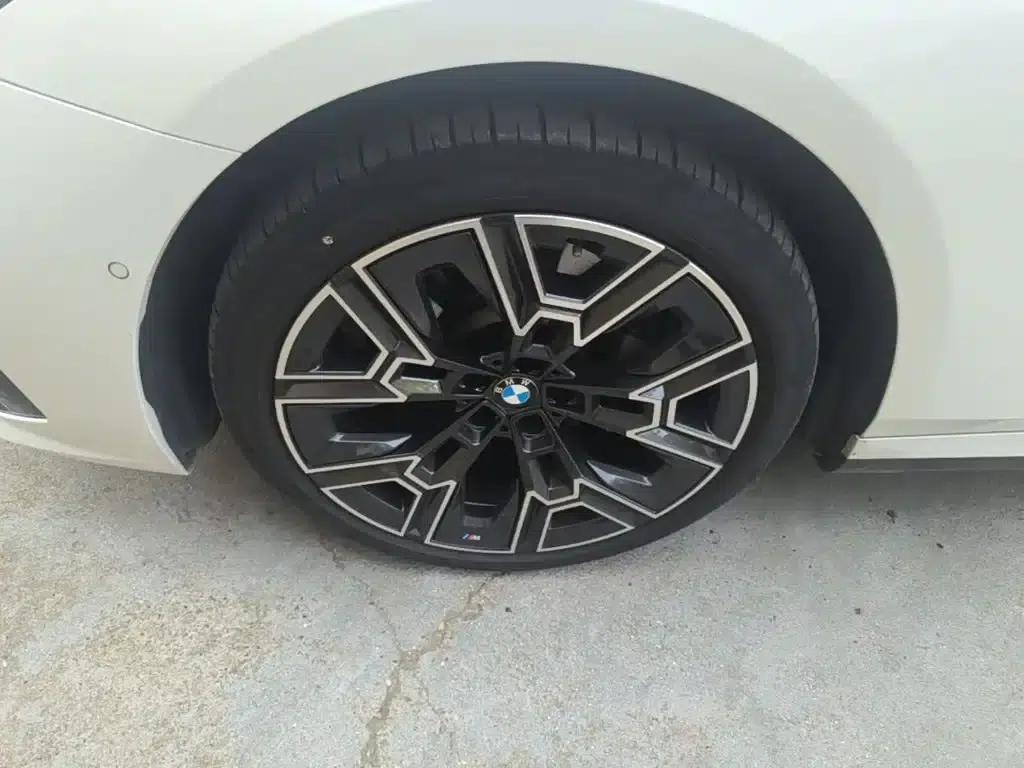 2024 BMW 5 Series 530Li Luxury M Sport Package — миниатюра 23