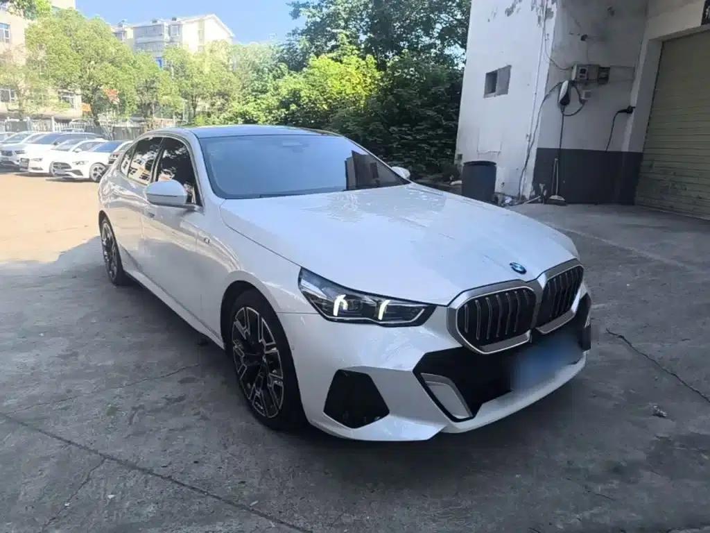 2024 BMW 5 Series 530Li Luxury M Sport Package — миниатюра 4