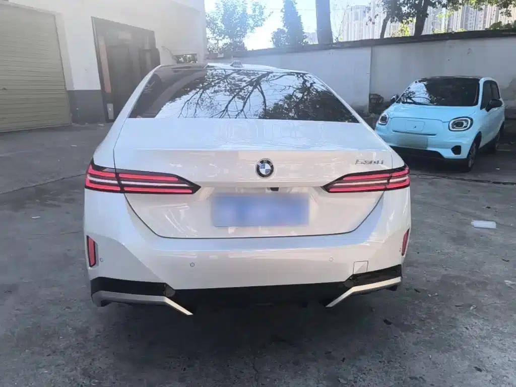 2024 BMW 5 Series 530Li Luxury M Sport Package — миниатюра 6