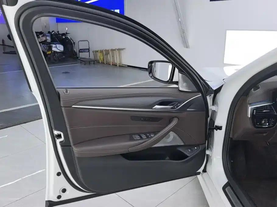 BMW 5 Series PHEV 2021 535Le M Sport Package — миниатюра 7