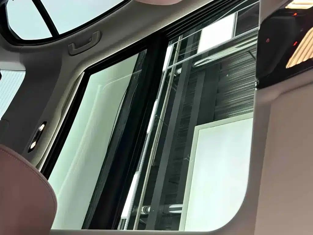 2023 BMW 3 Series 320Li M Sport Package — миниатюра 10