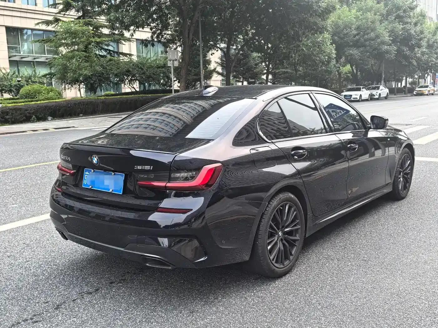 2022 BMW 3 Series 325i M Sport Shadow Edition — миниатюра 3