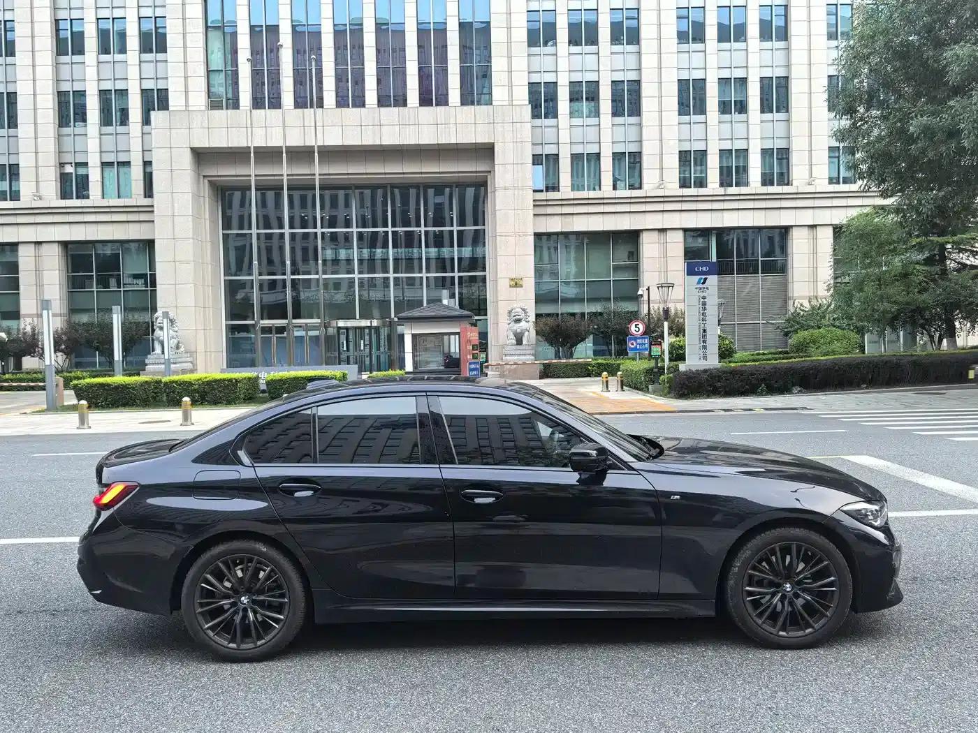2022 BMW 3 Series 325i M Sport Shadow Edition — миниатюра 7