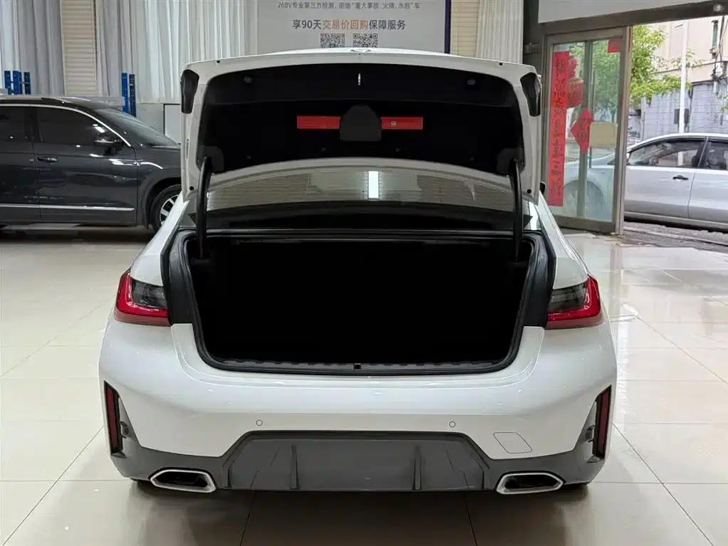 2023 BMW 3 Series 320Li M Sport Package — миниатюра 24