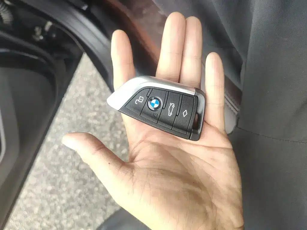 2025 BMW 3 Series 330Li M Sport Shadow Edition — миниатюра 12